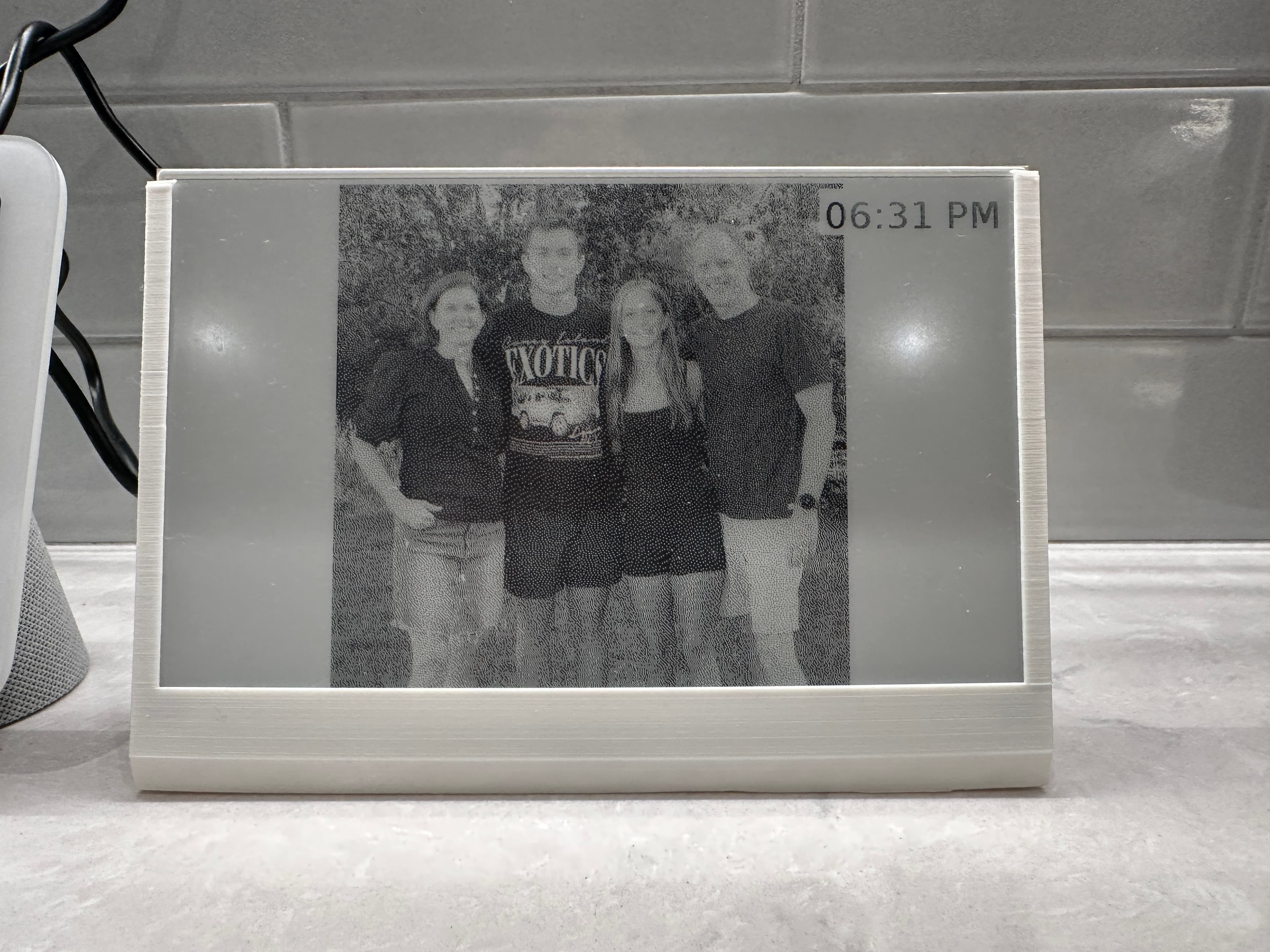 Smart e-Paper Photo Display